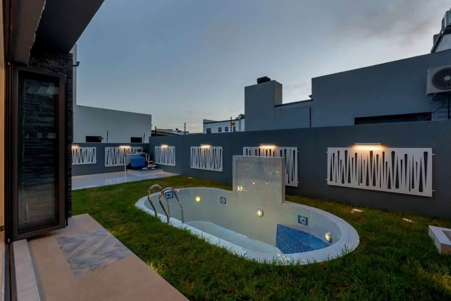 6 Bedroom Property for Sale in Sandown Western Cape